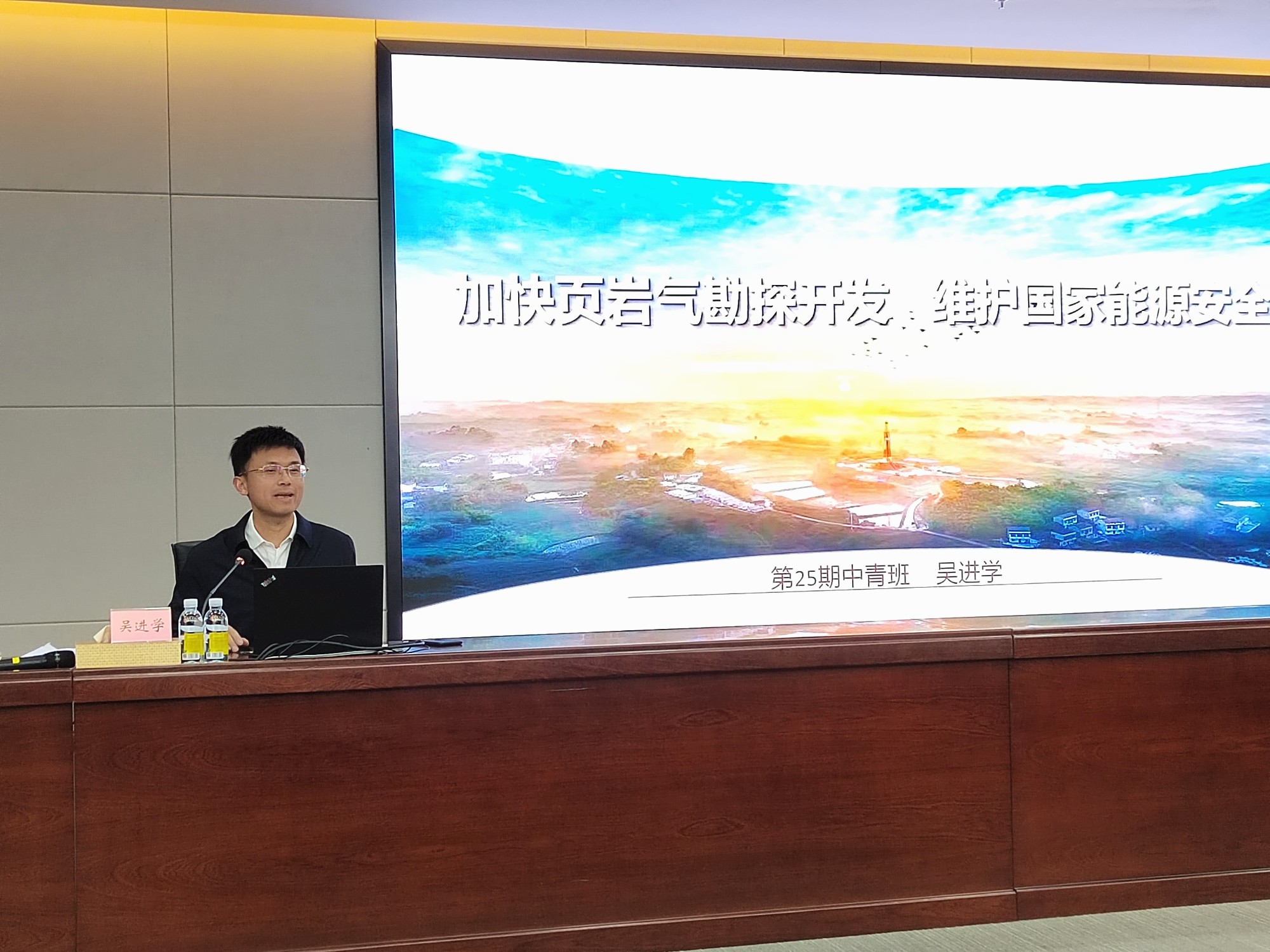2086185841_副本.jpg