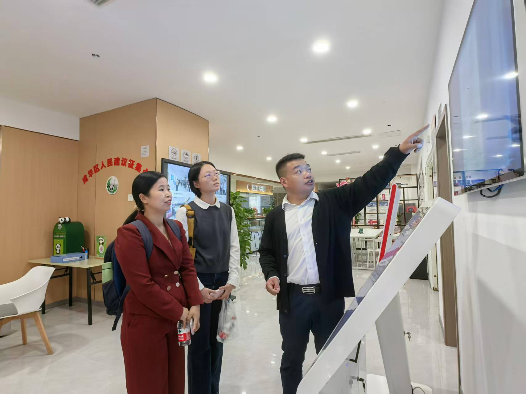 1760922405334.jpg 龚丽兰调研1.jpg